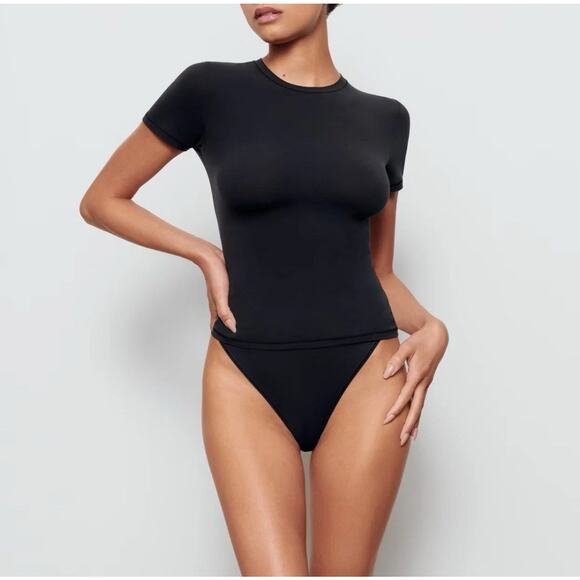 Skims Buttery Soft Fits Everybody T-Shirt Large Onyx Black NWOT US Small - Picture 2 of 5